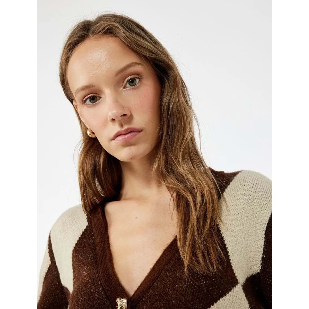 Kadın Giyim V Yaka Uzun Kollu Baklava Desenli Triko Hırka - KOTON - 6WAL90080HT - KAHVERENGİ DESENLİ - M