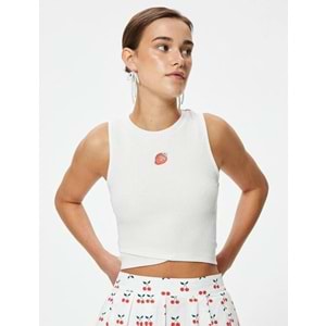 Koton X Tuba Ünsal - Çilek Baskılı Crop Atlet Asimetrik Kesim Slim Fit - KOTON - 4SAK10073UK - BEYAZ - XL