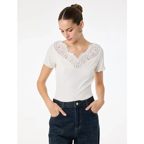 Slim Fit Kısa Kollu V Yaka Dantel Detaylı Tişört 6SAK50407EK - KOTON - EKRU - L