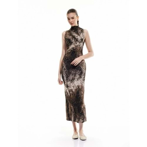 Drape Detaylı Yırtmaçlı Kolsuz Uzun Viskon Leopar Elbise 5SAK80299EK