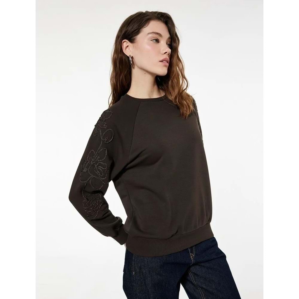 Kadın Giyim Uzun Kollu Bisiklet Yaka Çiçekli Boncuk Nakış Detaylı Oversize Sweatshirt - KOTON - 6WAK10027EK - KAHVERENGİ - S