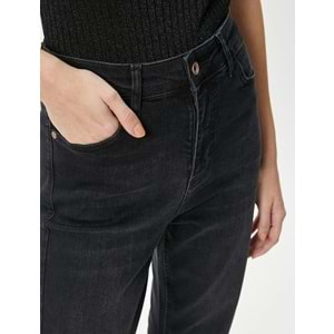 Yüksek Bel Mom Kot Pantolon Esnek Cepli Dar Kalıp Pamuklu - Slim Mom Jean - KOTON - 4SAL40025MD - SİYAH - 28/32